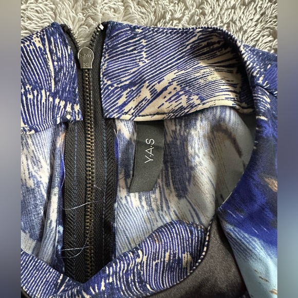 Blue patterned sleeveless blouse - Picture 4 of 5